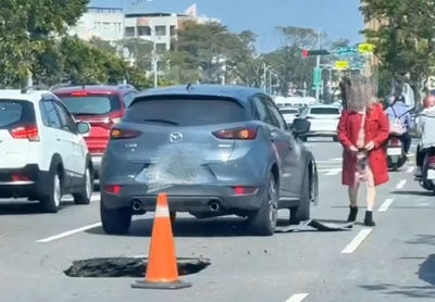 高雄鼓山驚現1米天坑 女駕駛沒注意輾過「車子下巴掉了」