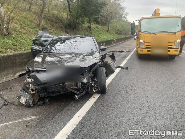 ▲▼國道1號南向苗栗頭屋段2車碰撞釀7傷。（圖／記者楊永盛翻攝）
