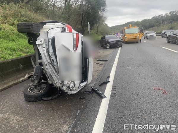 ▲▼國道1號南向苗栗頭屋段2車碰撞釀7傷。（圖／記者楊永盛翻攝）