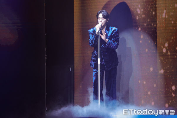 ▲▼俊昊身穿絲絨寬版西裝現身，帥到全場粉絲尖叫聲掀頂。（圖／記者周宸亘攝）