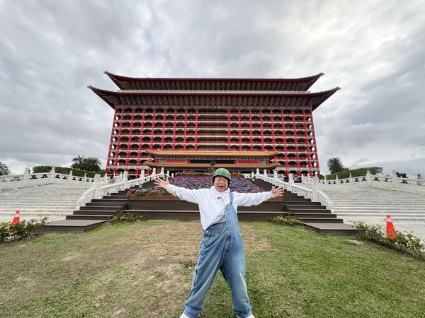 ▲▼61歲出川哲朗來台騎車！「招牌西瓜帽+歐都邁」現身路邊　粉絲笑翻。（圖／翻攝自X）