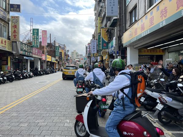 ▲▼61歲出川哲朗來台騎車！「招牌西瓜帽+歐都邁」現身路邊　粉絲笑翻。（圖／翻攝自X）