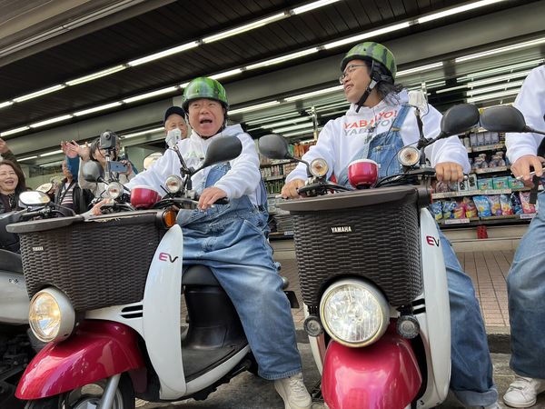 ▲▼61歲出川哲朗來台騎車！「招牌西瓜帽+歐都邁」現身路邊　粉絲笑翻。（圖／翻攝自X）