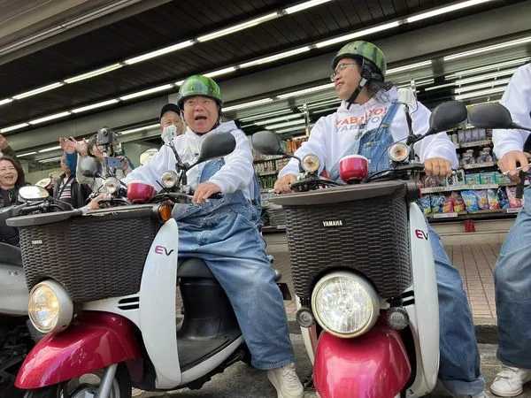 ▲▼61歲出川哲朗來台騎車！「招牌西瓜帽+歐都邁」現身路邊　粉絲笑翻。（圖／翻攝自X）