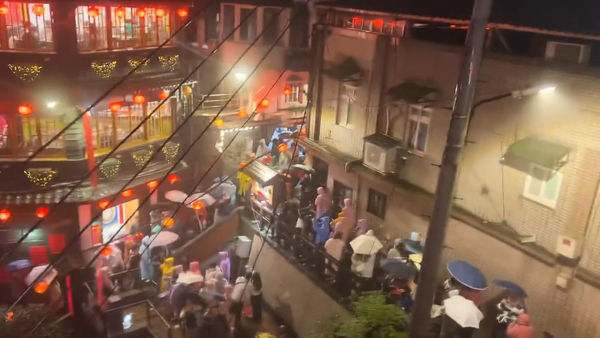 ▲▼61歲出川哲朗來台騎車！「招牌西瓜帽+歐都邁」現身路邊　粉絲笑翻。（圖／翻攝自X）