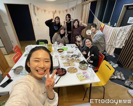 ▲前往日本交換學習的財金系潘佳昕與國際友人分享台灣特色菜單。（圖／國立暨南國際大學提供）