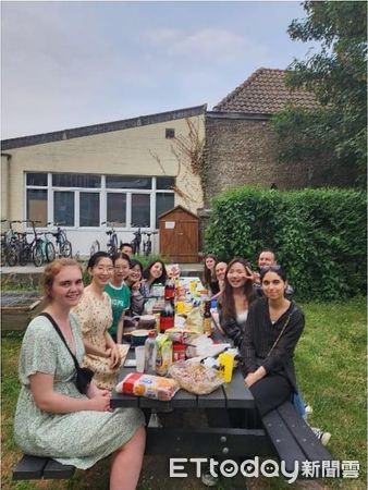 ▲國企系陳仟容在比利時交換學習，與國際友人一同慶生。（圖／國立暨南國際大學提供）