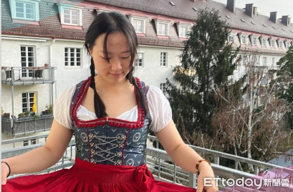 ▲赴德國交換學習的暨大國比系張沿麇穿上當地傳統服飾，體驗跨文化魅力。（圖／國立暨南國際大學提供，下同）