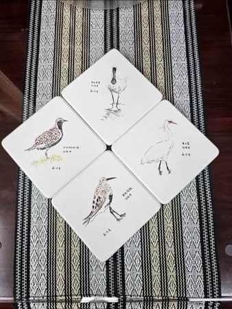 ▲台日外交秘密武器，蘇俊賓手繪候鳥杯墊