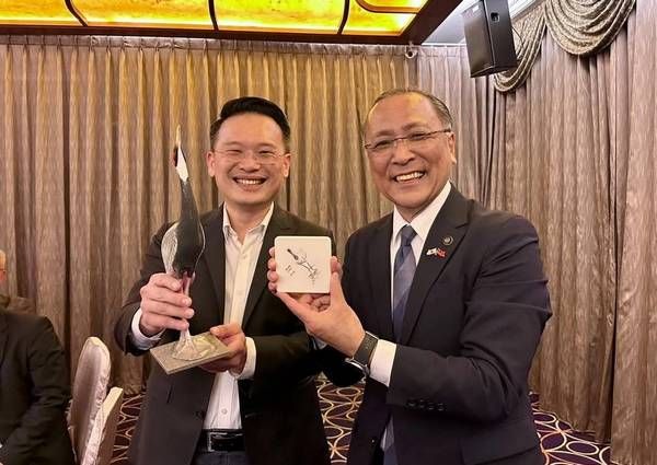 ▲台日外交秘密武器，蘇俊賓手繪候鳥杯墊