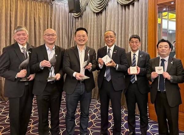 ▲台日外交秘密武器，蘇俊賓手繪候鳥杯墊