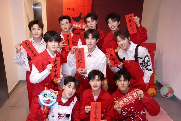 ▲▼陸「種地男團」十個勤天爆抄襲五月天演唱會！官方澄清喊告。（圖／翻攝自微博）