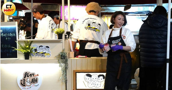 《我們這一攤2》寧夏夜市賣麵線，胡宇威、蔡昌憲和蔡凡熙三位壯丁負責製作精美餐點，李翊君是當天的重量級嘉賓。（圖／本刊攝影組）