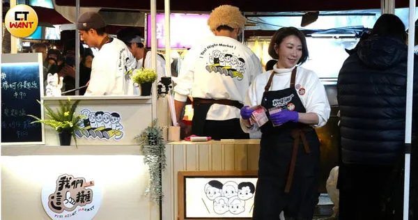 《我們這一攤2》寧夏夜市賣麵線，胡宇威、蔡昌憲和蔡凡熙三位壯丁負責製作精美餐點，李翊君是當天的重量級嘉賓。（圖／本刊攝影組）