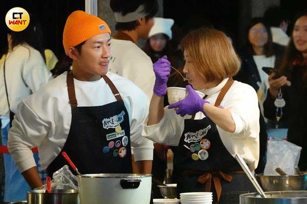 蔡昌憲做好餐點後先拿給李翊君嚐嚐口味是否合格。（圖／本刊攝影組）