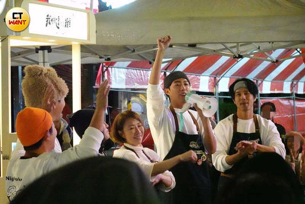 《我們這一攤2》在寧夏夜市展現吸粉功力，現場湧現排隊人潮。（圖／本刊攝影組）