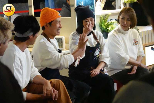 結束當晚營業後，苗可麗、胡宇威、蔡昌憲、禾浩辰、蔡凡熙和李翊君建立起感人的革命情感。（圖／本刊攝影組）