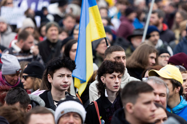 ▲▼ 捷克布拉格舊城廣場，揮舞旗幟、高舉標語聲援烏克蘭。（圖／路透）