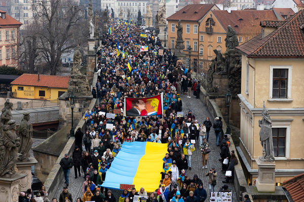 ▲▼ 捷克布拉格舊城廣場，揮舞旗幟、高舉標語聲援烏克蘭。（圖／路透）