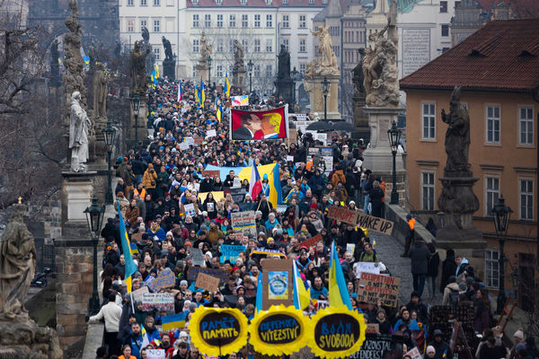 ▲▼ 捷克布拉格舊城廣場，揮舞旗幟、高舉標語聲援烏克蘭。（圖／路透）