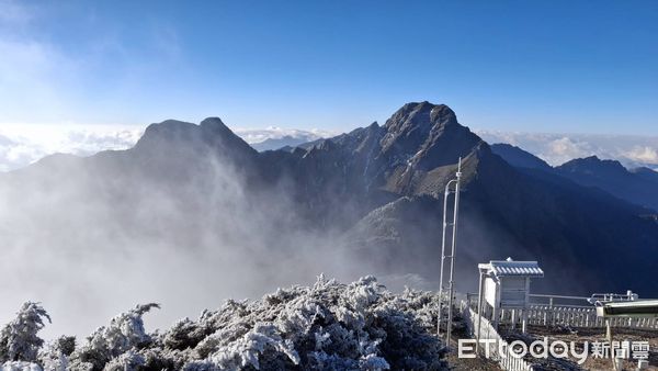 ▲▼玉山北峰今晨出現霧淞。（圖／氣象署提供）
