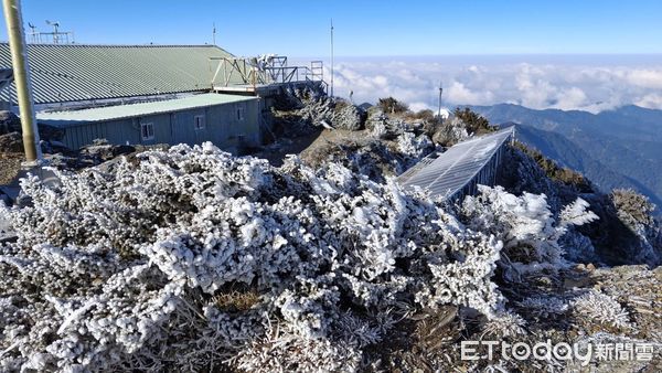 ▲▼玉山北峰今晨出現霧淞。（圖／氣象署提供）