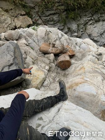 ▲信義警分局查獲用於盜伐肖楠木的改裝箱型車和2名嫌犯。（圖／記者高堂堯翻攝）