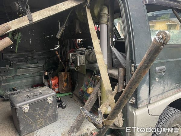 ▲信義警分局查獲用於盜伐肖楠木的改裝箱型車和2名嫌犯。（圖／記者高堂堯翻攝）