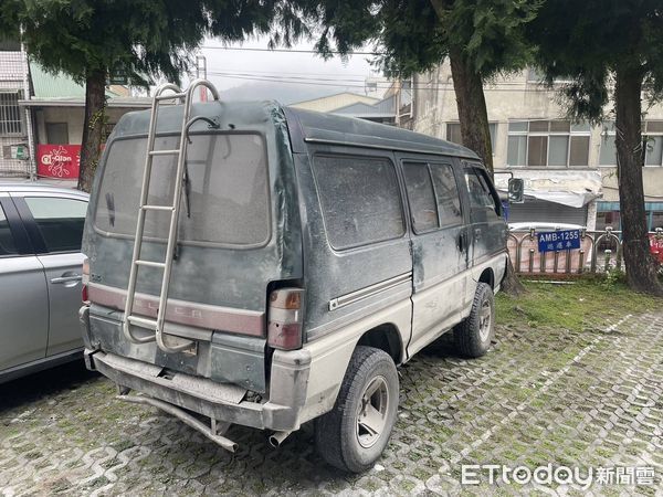 ▲信義警分局查獲用於盜伐肖楠木的改裝箱型車和2名嫌犯。（圖／記者高堂堯翻攝）