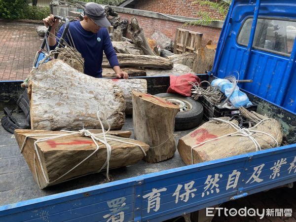 ▲信義警分局查獲用於盜伐肖楠木的改裝箱型車和2名嫌犯。（圖／記者高堂堯翻攝，下同）