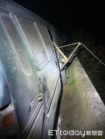 ▲信義警分局查獲用於盜伐肖楠木的改裝箱型車和2名嫌犯。（圖／記者高堂堯翻攝）