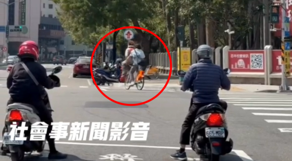 ▲▼2屁孩「跨坐車籃」共乘Youbike！危險畫面曝　警追查紀錄要罰了。（圖／翻攝社會事新聞影音）