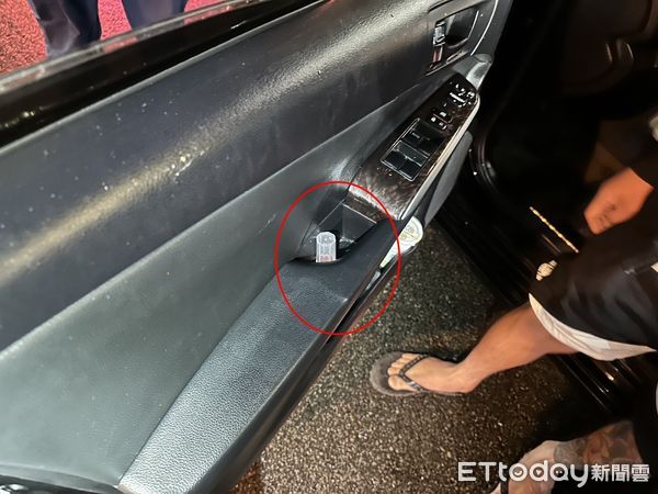 ▲台中Gucci哥掉出K仔空罐緊張了　女警一聞「就是裝那個的」。（圖／記者許權毅翻攝）