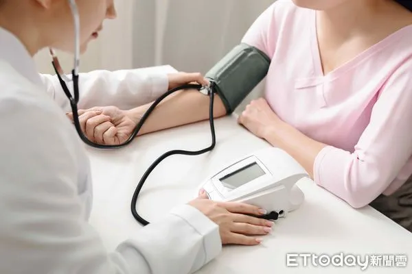 ▲醫師表示，腎功能正常，有水泡免驚慌只要規律量測血壓、多喝水、多運動，避免長期服用止痛藥增加腎臟負擔，自然能與水泡和平共處。(圖門諾醫院提供，下同)