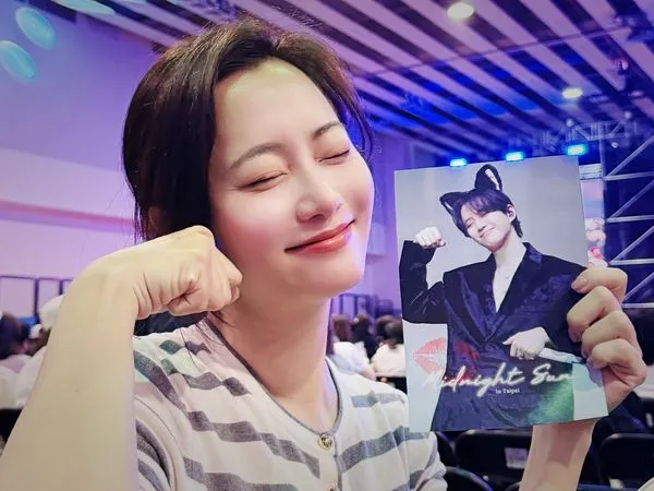 ▲趙小僑追星！看2PM李俊昊Fan-Con。（圖／翻攝自趙小僑臉書）