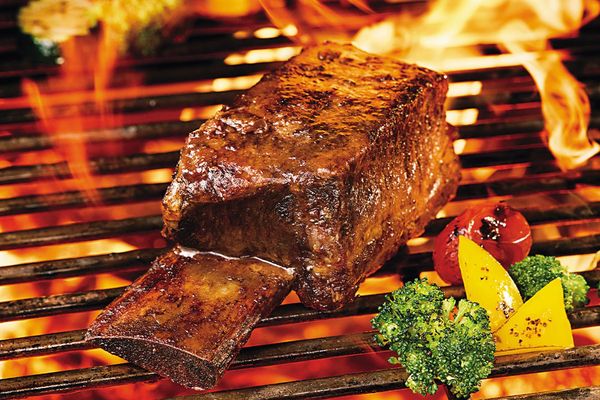 王瑞瑜重現王永慶最愛私房菜，消費者也能品嘗到台塑正宗帶骨牛小排。