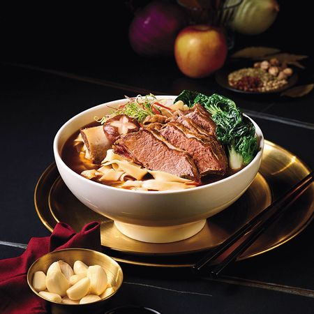 台塑牛小排經典牛肉麵也是饕客必吃菜餚，湯頭有著豐富層次。