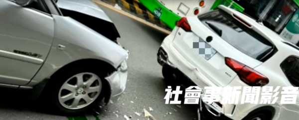 ▲有網友在網路社群PO出影片，畫面中是1部小客車在停等紅燈時，突有1部後方來車，似無煞車般自後猛撞網友所駕車尾，車內網友受到驚嚇，忍不住爆粗口。（圖／翻攝自社會事新聞影音，下同）