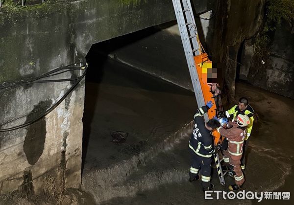▲▼警消將林女放擔架上救起             。（圖／記者陳以昇翻攝）