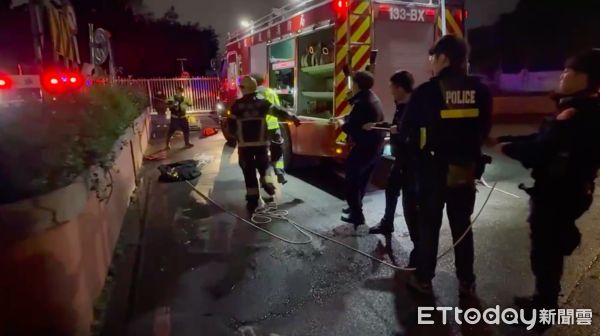 ▲▼警消將林女放擔架上救起             。（圖／記者陳以昇翻攝）