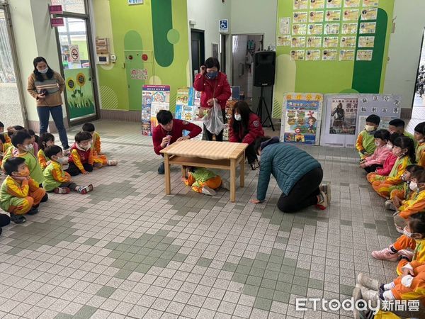 ▲台南市消防局第二大隊麻豆消防分隊隊員楊佳勳、廖仲豪及麻豆婦宣分隊人員，聯合前往麻豆幼兒園為師生們進行防災教育。（圖／記者林東良翻攝，下同）
