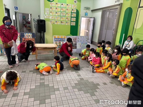 ▲台南市消防局第二大隊麻豆消防分隊隊員楊佳勳、廖仲豪及麻豆婦宣分隊人員，聯合前往麻豆幼兒園為師生們進行防災教育。（圖／記者林東良翻攝，下同）