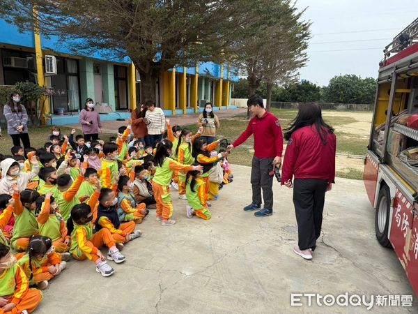 ▲台南市消防局第二大隊麻豆消防分隊隊員楊佳勳、廖仲豪及麻豆婦宣分隊人員，聯合前往麻豆幼兒園為師生們進行防災教育。（圖／記者林東良翻攝，下同）