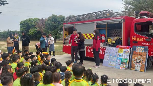 ▲台南市消防局第二大隊麻豆消防分隊隊員楊佳勳、廖仲豪及麻豆婦宣分隊人員，聯合前往麻豆幼兒園為師生們進行防災教育。（圖／記者林東良翻攝，下同）