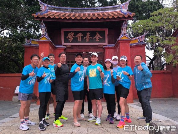 ▲日本山口縣村岡嗣政知事，換上今年台南古都馬拉松的選手服出門「跑」訪台南，用雙腳身體力行展現對台南的熱愛，知事也特別在個人IG上po出跑步照。（圖／記者林東良翻攝，下同）