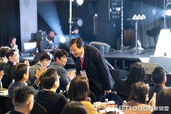 ▲台南藝群醫美集團董事長王正坤醫師，受邀提供安全注射方法避免皮膚硬塊結節。（圖／記者林東良翻攝，下同）