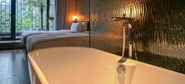 中國客住宿日本，浴缸內「無的放屎」堵塞排水孔！「外國三寶」也變多。（翻自X平台）