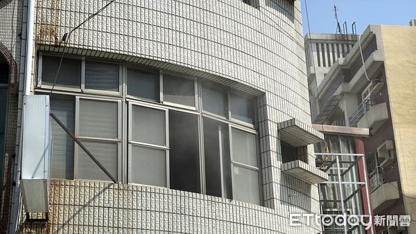 ▲壓克力廣告公司突然起火爆炸。（圖／記者吳世龍攝）
