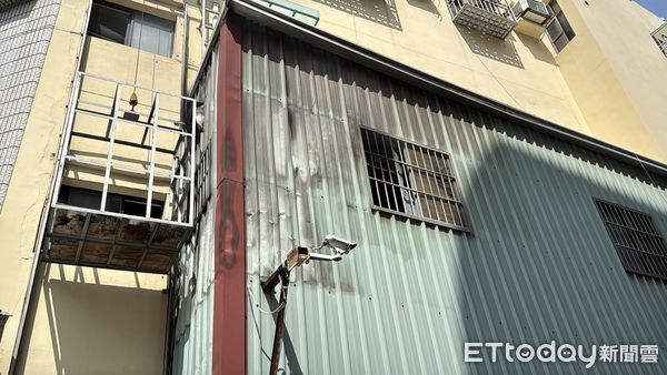 ▲壓克力廣告公司突然起火爆炸。（圖／記者吳世龍攝）