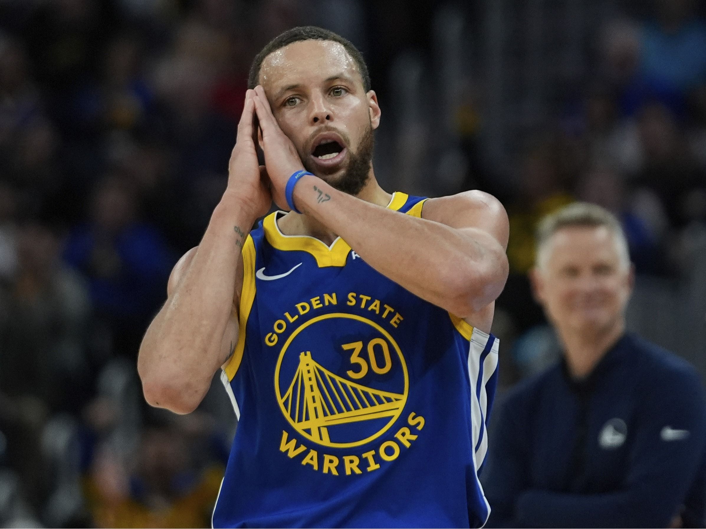 ▲▼勇士天王柯瑞比出招牌的晚安慶祝動作。（圖／達志影像／美聯社）